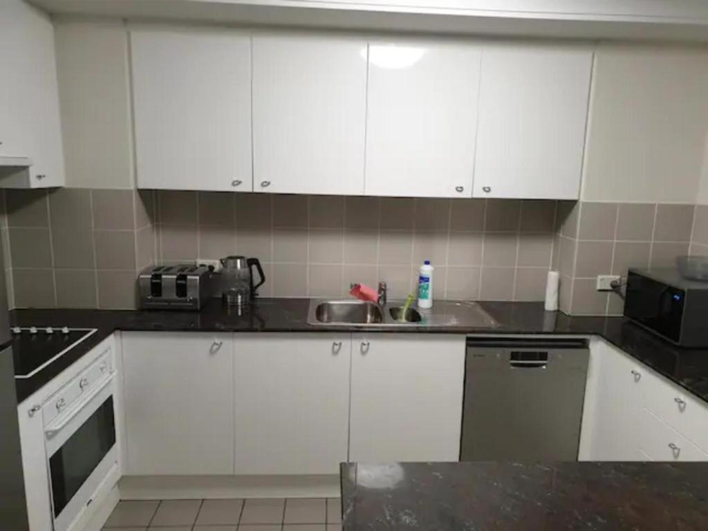Dana-Cozy Private Room In Shared Central Apt-Rm 2 Канбера Екстериор снимка