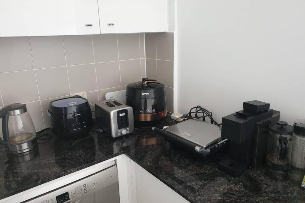 Dana-Cozy Private Room In Shared Central Apt-Rm 2 Канбера Екстериор снимка